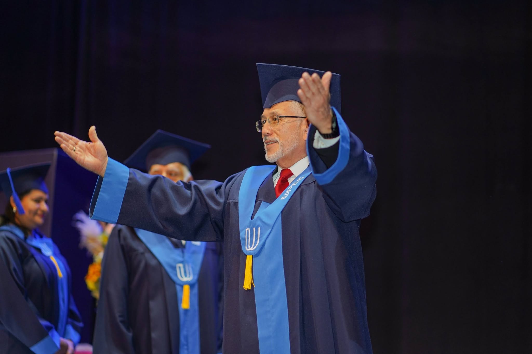 Autoridades de la UPES en una ceremonia de graduación